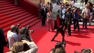 Cannes quotGrigrisquot soffre un pas de danse sur le tapis rouge [upl. by Eanehs326]