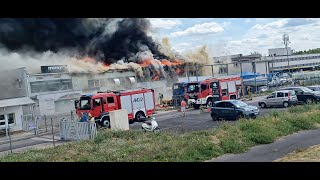 Pożar hali w Luboniu Alarmowo 22 zastępy OSP i PSP oraz 5 radiowozów Policji i Straży Miejskiej [upl. by Gavin]