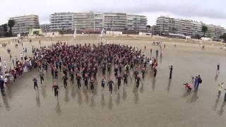 Triathlon Audencia La Baule 2014  le départ du TriRelais Entreprises à hauteur de drone [upl. by Anor332]