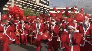 Carrera de Papás y Mamás Noel en Atenas por una buena causa [upl. by Ojiram]