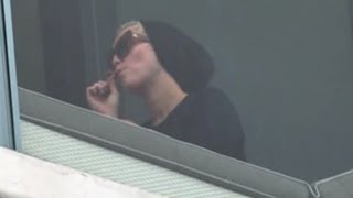 Miley Cyrus en train de fumer une drôle de cigarette [upl. by Denis69]