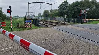 Trein passeert overweg in Heukelom bij BerkelEnschot [upl. by Nihsfa620]