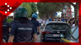 Peschiera del Garda attimi di tensione sul lungolago con la polizia presenti ultras Hellas Verona [upl. by Aimee]