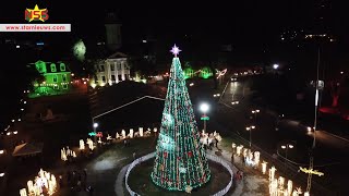 Publiek waardeert de kerstboom en versiering op Plein [upl. by Anear]