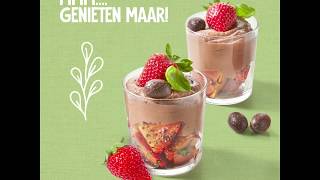 Chocolademousse met gemarineerde aardbeien en basilicum [upl. by Laekcim671]