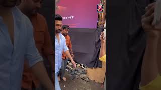 Vicky Kaushal Walks BarefootTo Seek Blessings At Lalbaug Cha Raja  Celebrity  Ganesh Puja  N18S [upl. by Ferriter35]