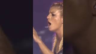 Il TOCCANTE messaggio di Emma Marrone  Cercavo amore live [upl. by Mclaurin964]