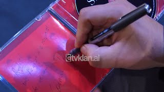 quotI pari në Shqipëriquot Gjebrea merr autografin nga Saimir Pirgu [upl. by Anaehs]