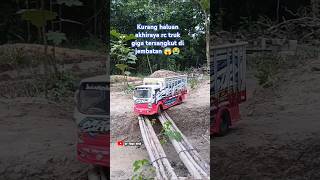 Kurang haluan rc truk giga tersangkut di jembatan 😱😭 [upl. by Riva]