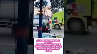 VIRAL SEORANG IBU HAMPIR KESEREMPET MOBIL TRUK  Syarah fatih shortsfeed short [upl. by Stedmann544]