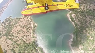 Espectaculares imágenes de cómo operan los aviones apagafuegos [upl. by Airahs608]