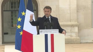 Ecriture inclusive Macron appelle à quotne pas céder aux airs du tempsquot  AFP Extrait [upl. by Ardnosac]