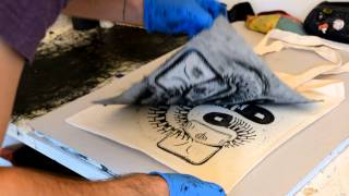 Impression linogravure sur sac en coton par Teratoiid [upl. by Aiekan]