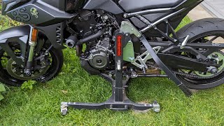 Central Stand and adaptor for Suzuki GSX8S 23 ConStands PowerClassic [upl. by Follmer297]