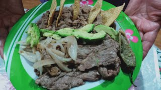 BISTEC ENCEBOLLADO CON AGUACATE Y FRIJOLES REFRITOS ENCHILADOS [upl. by Stoneham]