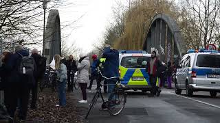 Protest an der Kanalbrücke Aktivisten klettern in Bäume [upl. by Ilam146]