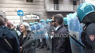 Manifestazione contro NATO a Napoli cariche polizia in via Toledo [upl. by Yellehs]