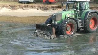 Fendt Vario 920 beim Teich ausschieben [upl. by Ahsyad90]