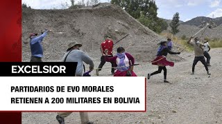 Partidarios de Evo Morales retienen a 200 militares en Bolivia [upl. by Devehcoy]