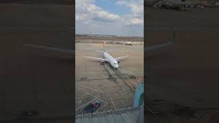 Boeing 737800 taxing after arriving from Cape Town at OR Tambo International Airport [upl. by Nido]