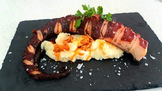 Pulpo a la plancha con puré de patatas y pimentón [upl. by Meadow789]