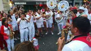 fêtes de BAYONNE 2017 banda les JOYEUX de St pierre DIRUBE hymne La Peña Baiona [upl. by Gerladina]