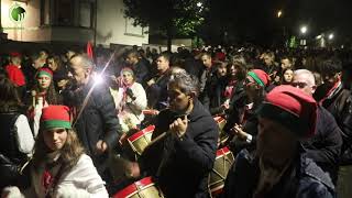 Milhares de pessoas no cortejo do Pinheiro em noite de chuva persistente [upl. by Tove48]