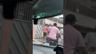 Candidato a prefeito Amom Mandel combatendo no físico a boca de urna [upl. by Nylecyoj]