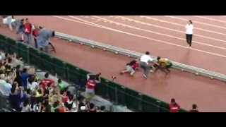 Camarógrafo atropelló a Usain Bolt y casi lo lesiona • Campeonato Mundial de Atletismo Beijin 2015 [upl. by Riffle663]