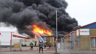 Hoogezand  Grote brand verwoest loods van Kampen Kunststof Care [upl. by Evoy]