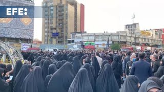 Miles de iraníes homenajean al fallecido presidente Ebrahim Raisí en las calles del país [upl. by Thier]