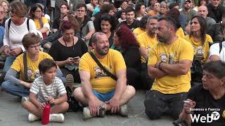 Faenza Gli quotalluvionati arrabbiatiquot protestano in piazza del Popolo [upl. by Rumery]