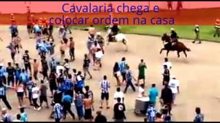 Cavalaria dispersando TORCEDORES do Grêmio [upl. by Hayn]