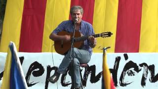 Santi Vendrell canta quotLestacaquot a la Marxa cap a la Independència a la Jonquera [upl. by Aneer]