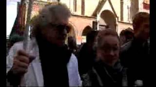 Beppe Grillo contestato dagli studenti a Bologna [upl. by Inattyrb]