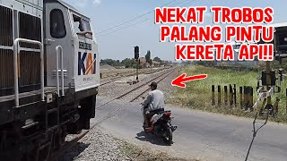 Pengendara Motor Ini Nekat Trobos Palang Pintu Kereta Api [upl. by Weixel]