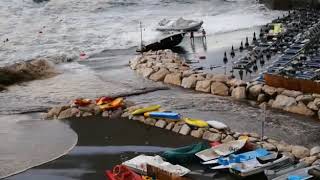 Atrani le immagini del mare con le imbarcazioni in difficoltà  il Vescovado [upl. by Eleonora945]