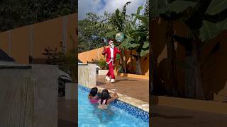 Las niñas en la piscina de Santa Claus 🏊🏼‍♀️🎅🤣💦 shorts piscinas santaclaus comedy funny [upl. by Elad]