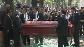 Descansa en paz Chavo… Chespirito fue sepultado en el Panteón Francés en México [upl. by Llenrev496]