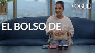 Becky G revela qué lleva en su bolso EN ESPAÑOL  El bolso de  Vogue México y Latinoamérica [upl. by Aidyl928]