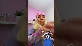 🐜🍔 ANTS VS GIRL WHO GETS THE BIG BURGER RACCOON REACTS funny raccoon reaction [upl. by Mafala729]