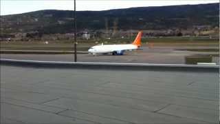 Sunwing Boeing 737800 LandingTaxiing at Kelowna International Airport [upl. by Tnayrb]