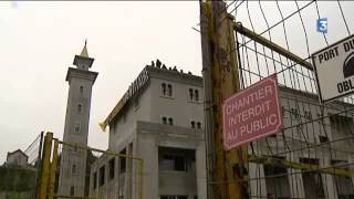 La mosquée de Poitiers occupée par des militants de quotGénération identitairequot Les images [upl. by Bertle524]