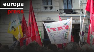 Protesta de conductores de autobuses y grúas para exigir la mejora de su jubilación [upl. by Nidroj]