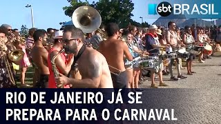 Faltando um mês para o Carnaval folia já começa a tomar conta do Rio  SBT Brasil 080124 [upl. by Ojillib]