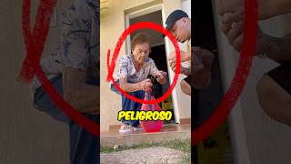 ¡Una abuela peligrosa juega con petardos shorts [upl. by Sivia]