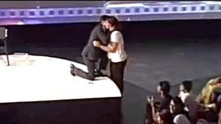 Shah Rukh sang to young fan who cried with delight [upl. by Idnod]