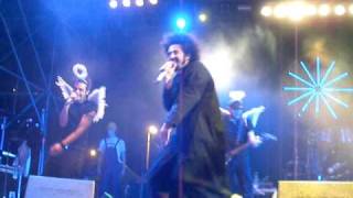 Caparezza Live Bari 11  07  09 Felici ma trimoni [upl. by Jeane]