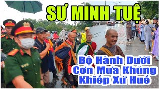 Sư Minh Tuệ Bộ Hành Dưới Cơn Mưa Như Thác Đỗ Ở Xứ Huế  Phật Tử Huế Rải Hoa Sen Trên Đường Đón Thầy [upl. by Kerrill]