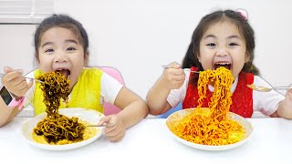 Suri and Annie Pretend Play Making Chocolate and Ketchup Black Noodles with Cooking Toys [upl. by Rexferd827]